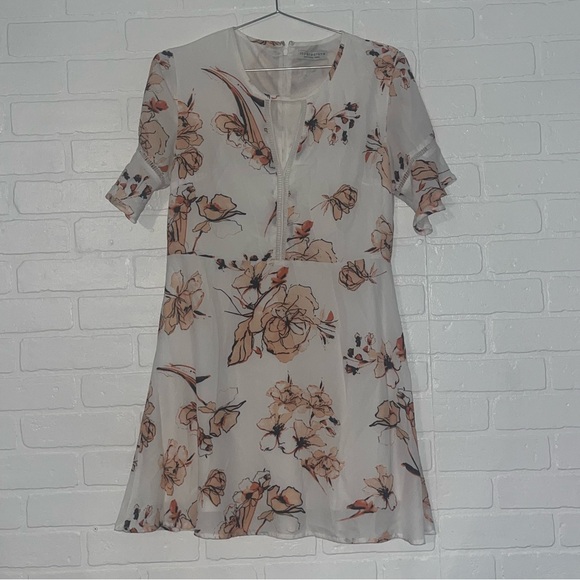Paper Crane Dresses & Skirts - Paper Crane Dress White Orange Floral Designs V Neck Mini Dress Spring Medium